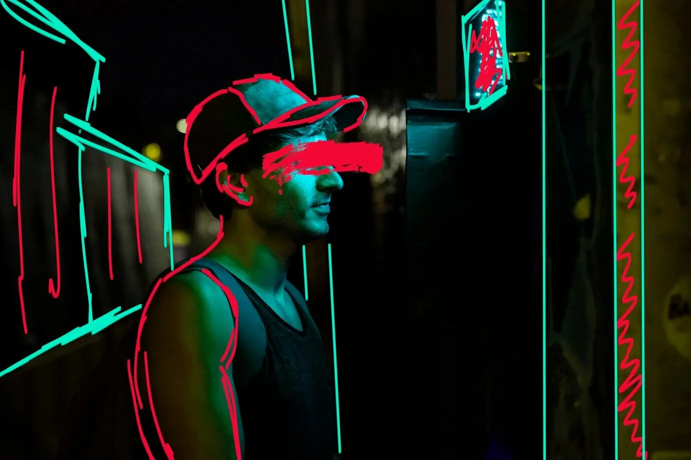 Коллаж с видом сбоку, на котором позирует мужчина.